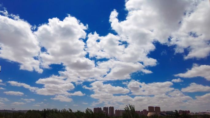 4k拍摄天空延时蔚蓝的天下白云奔涌流转