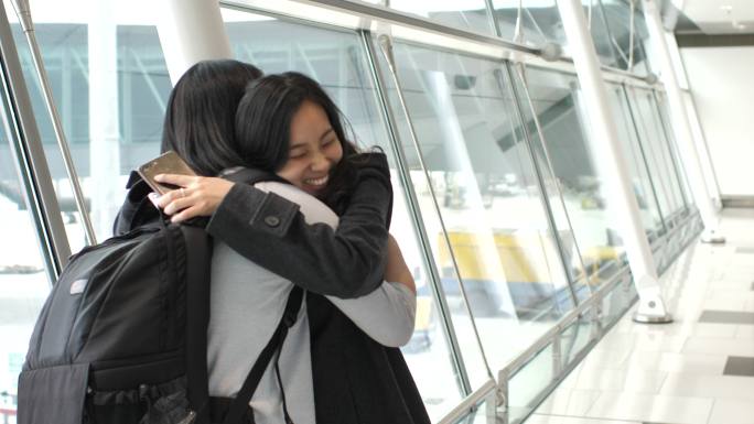 年轻女子与抵达机场的朋友见面