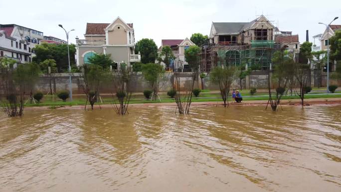 实拍洪涝灾害涨水淹没城市道路