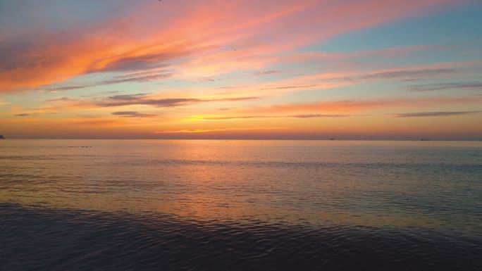 海边的日落天空云层流动的云火烧云日出日落