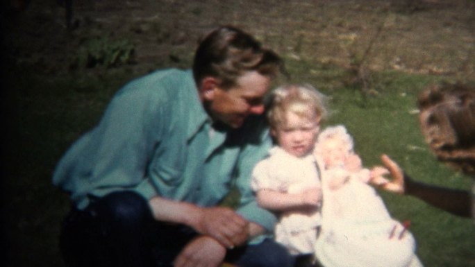 1952年爸爸妈妈和婴儿在农场野餐