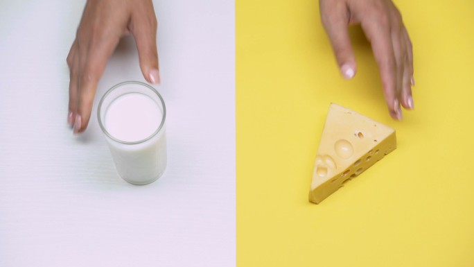 一杯牛奶和一块奶酪