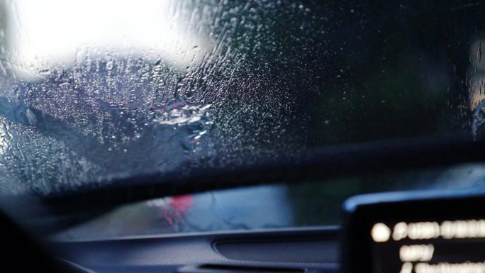 小汽车启动雨刮器