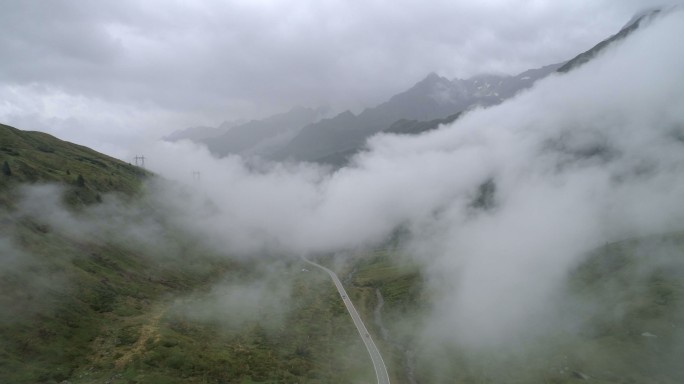 多云山路上的汽车山雾云海航拍山脉山川大山