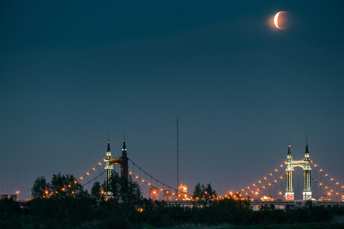超级月亮+月食，哈尔滨阳明滩大桥日转夜