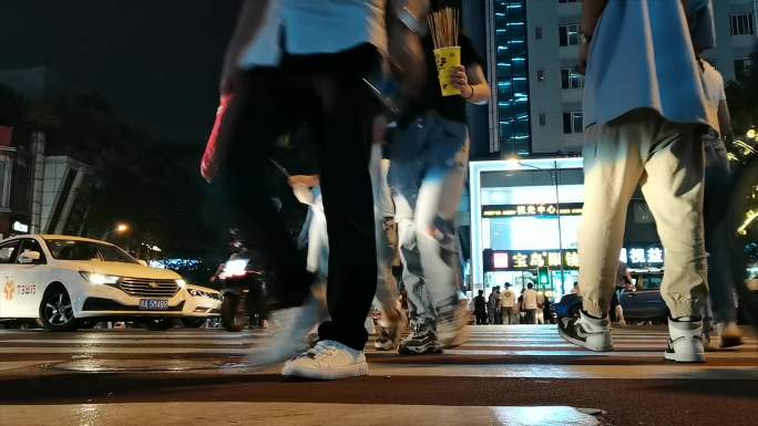 城市街头十字路口人群脚步低视角