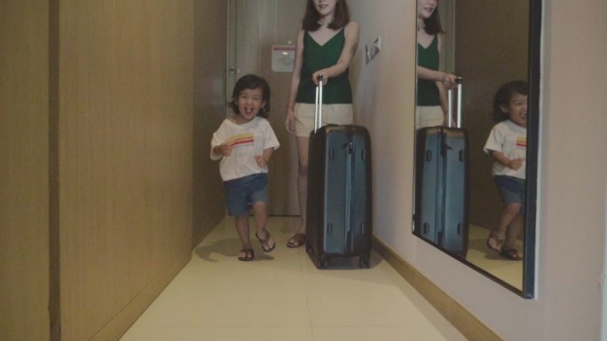 母女手提箱走进酒店房间。