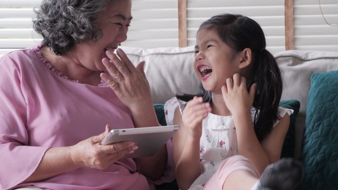 奶奶和孙女使用平板电脑