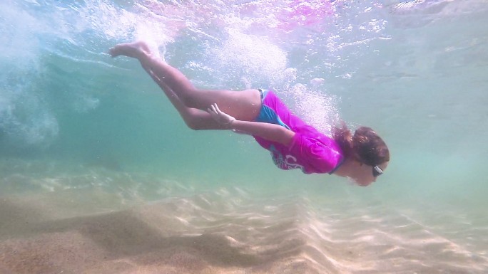 小女孩在海滩浮潜游泳水底海洋大海