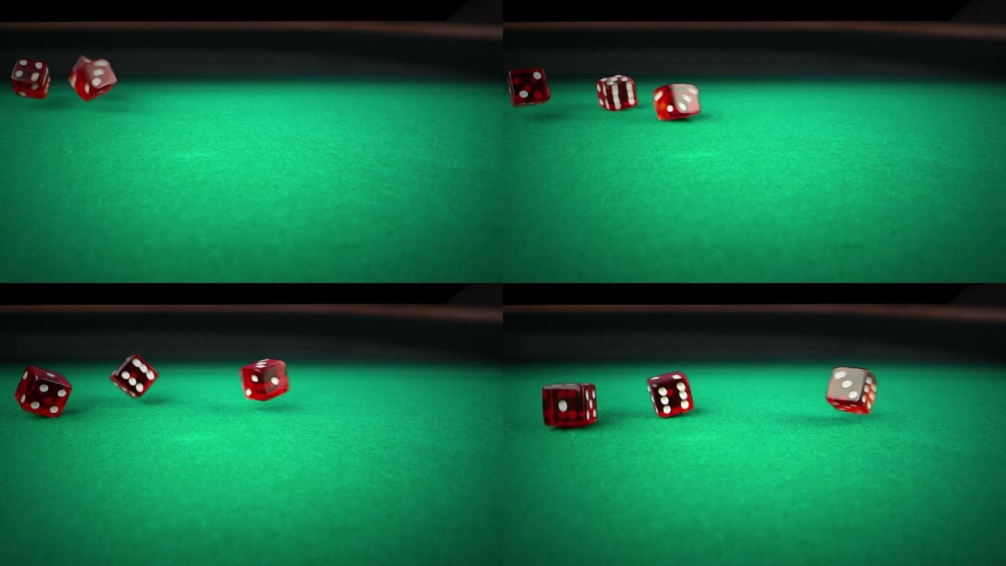 三个红色骰子在绿色游戏赌桌上滚动
