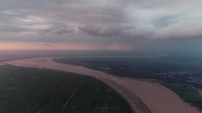 暴雨前的黄河