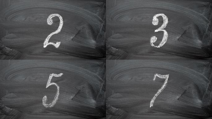 用白色粉笔在黑板上手写十个阿拉伯数字