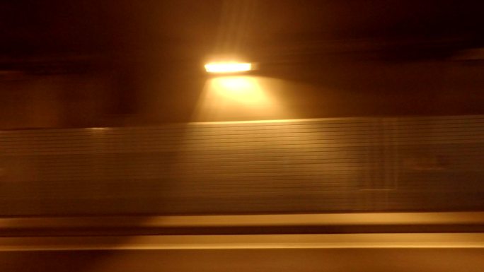 夜间驾驶车外街道隧道