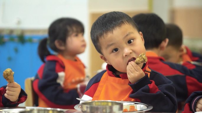 小朋友吃饭幼儿园学校午餐