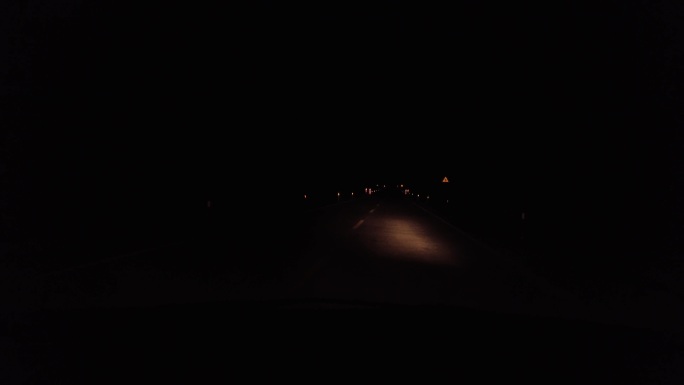 漆黑的公路在路上夜晚赶路走夜路