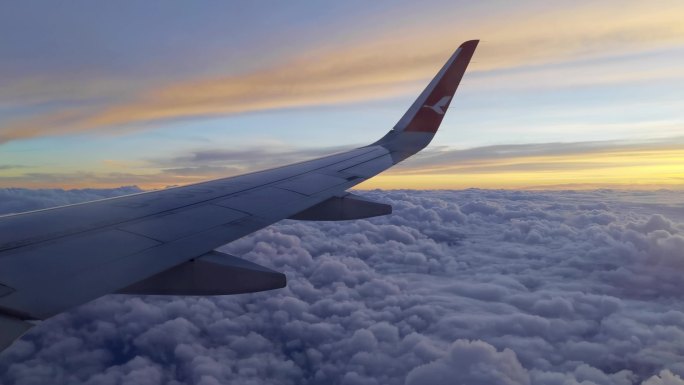 飞机上云层与夕阳