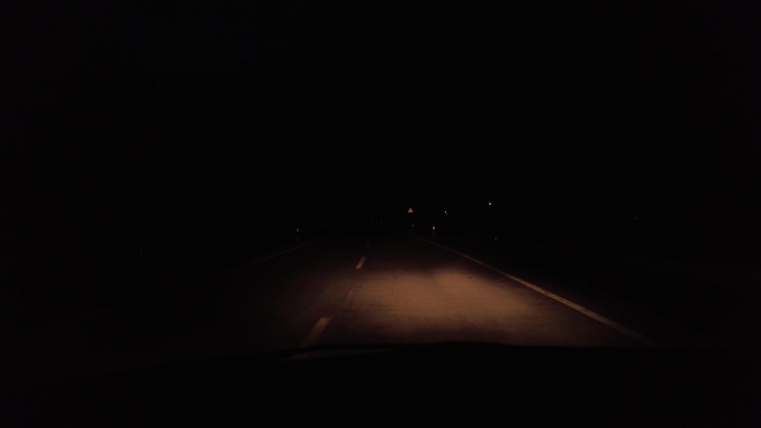开车在漆黑的路上