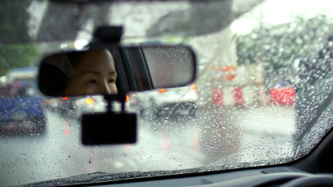 雨中开车的女人