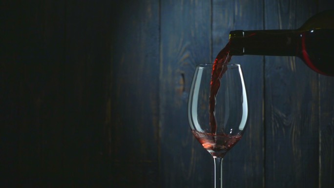 把红酒倒进杯子里倒酒醇香葡萄酒酒液