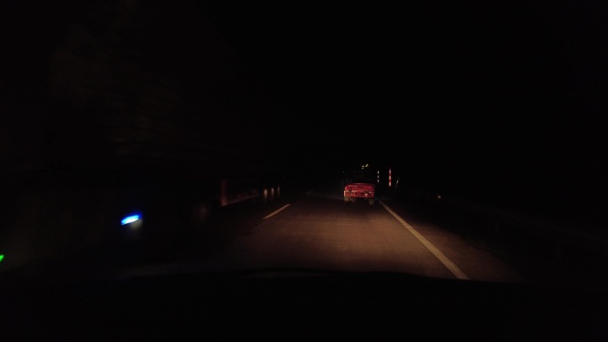开车在漆黑的路上