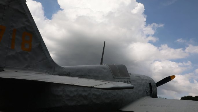 蓝天白云下的拉-11飞机延时拍摄