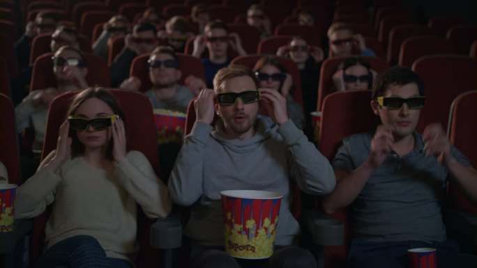在电影院戴3d电影眼镜的观众