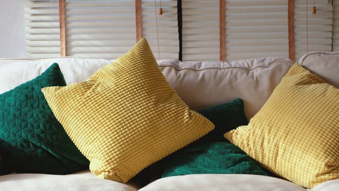 客厅白色沙发上黄绿色枕头