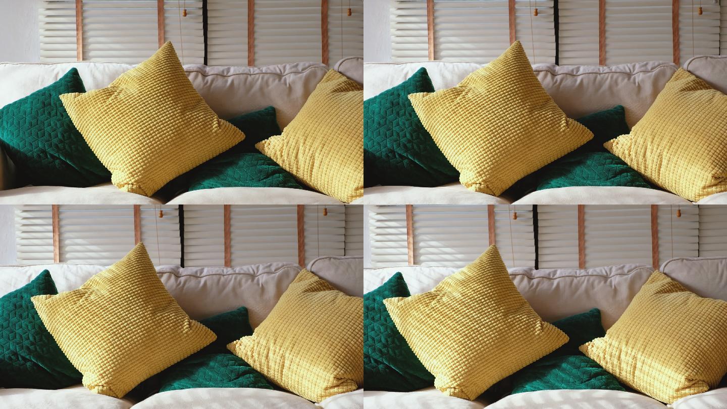 客厅白色沙发上黄绿色枕头