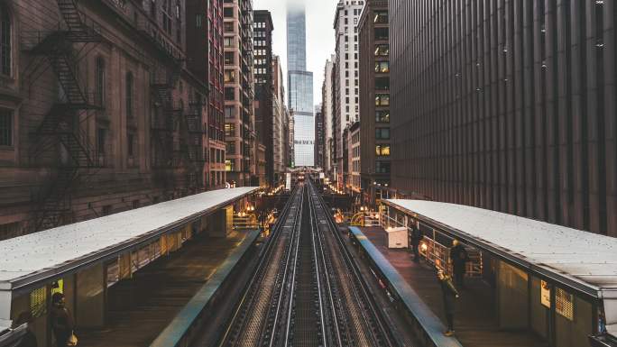 芝加哥市环路轨道列车和建筑物景观