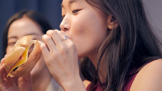 在吃汉堡的女人高热量食物女人吃汉堡跟闺蜜