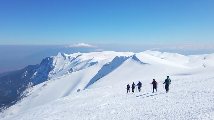 一群登山者正在山顶上行走