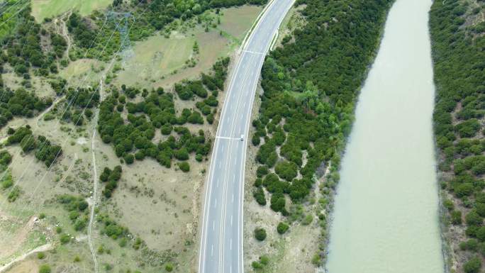 4K航拍宏伟中国西部建设林拉高速公路