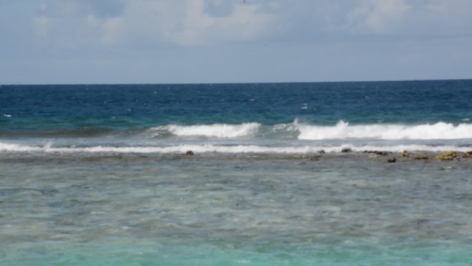 清澈的海水和海浪