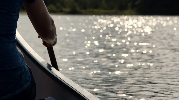 湖面上划独木舟