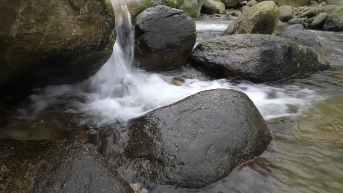 实拍原生态深山小溪流水