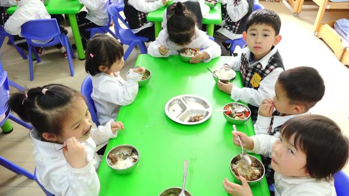 幼儿园小朋友吃饭