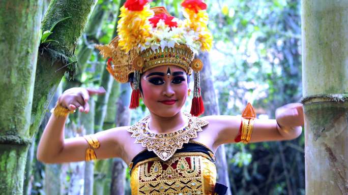年轻的巴厘舞者在竹林中表演巴龙舞