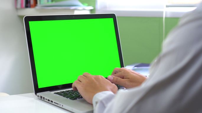使用笔记本电脑笔记本绿幕抠像屏幕合成电脑