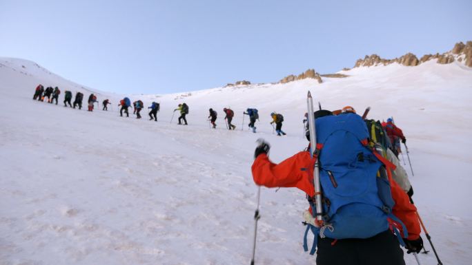 登山队山峰勇气背包