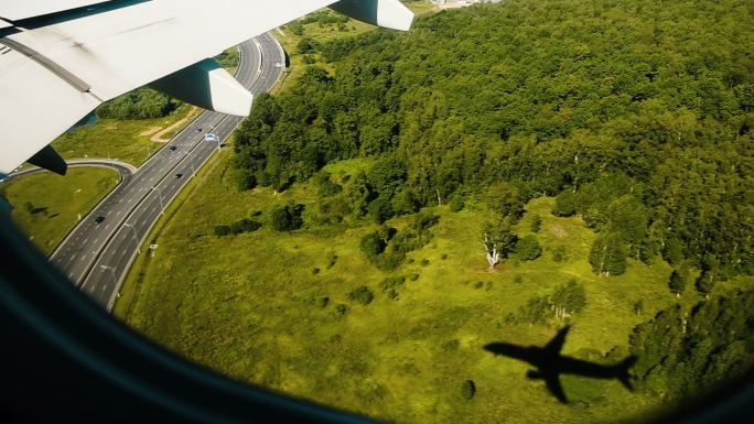 飞机飞过森林降落时的影子