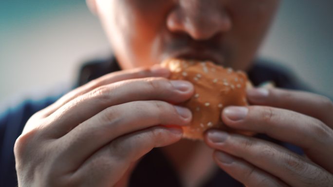 镜头里的人正在吃汉堡包