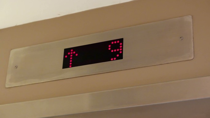 在上升中的电梯上下层数值变化特写