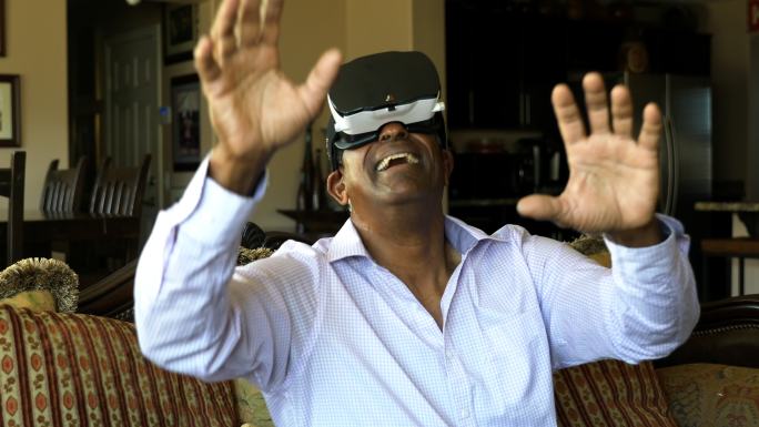 男子使用VR眼镜