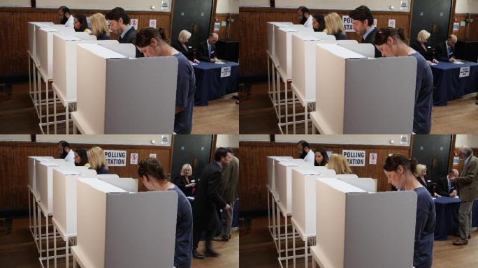 人们在选举投票站投票