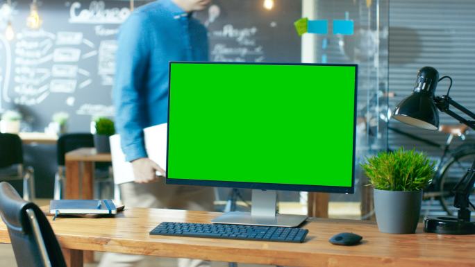 一台带有绿屏的个人电脑，