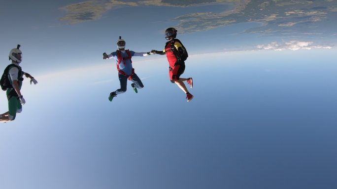 自由落体跳伞运动员表演杂技