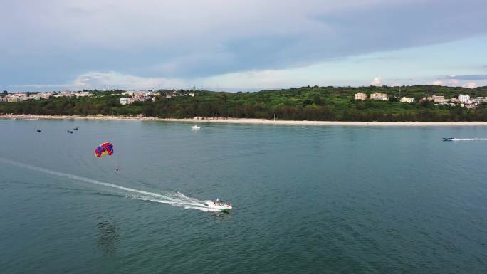 航拍北海涠洲岛沙滩拖伞风光