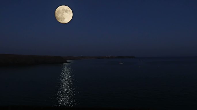 美丽的满月在海上月夜星空思念故乡八月十五
