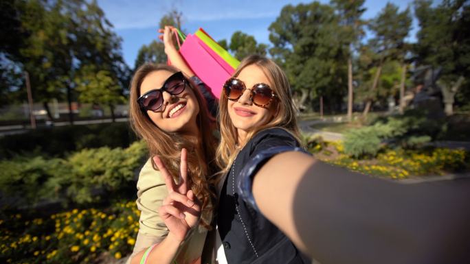 购物后自拍闺蜜逛街