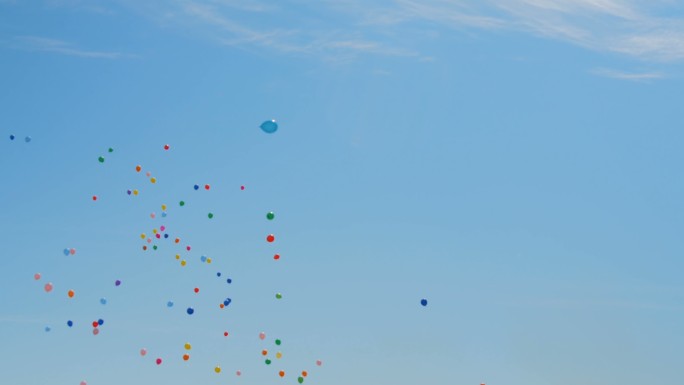 许多五颜六色的气球在空中飞行